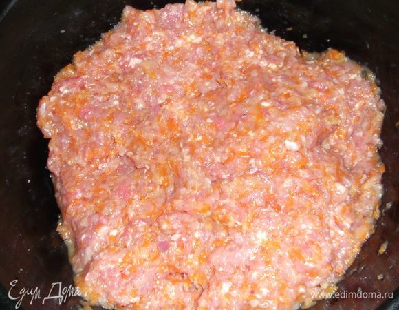 всё перемалываем на мясорубке, добавляем яйца, специи, хорошо перемешиваем
