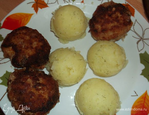 разогреваем сковородку, наливаем масло (я вообще люблю добавить кусочек маргарина, так у вас котлеты никогда не пристанут к сковороде), прогреваем, чтоб масло было горячее, формуем котлеты, обваливаем в панировочных сухарях и обжариваем, я, когда переворачиваю на другую сторону, прикрываю сковородку крышкой, чтобы они протушились, огонь не убавляю. Подаём с пюрешкой или с овощным салатом по-диетически:)