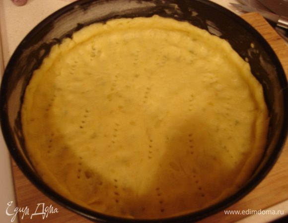 Разъемную форму смазываем слив. маслом, присыпаем мукой. Тесто распределяем по форме, делаем небольшие бортики.
