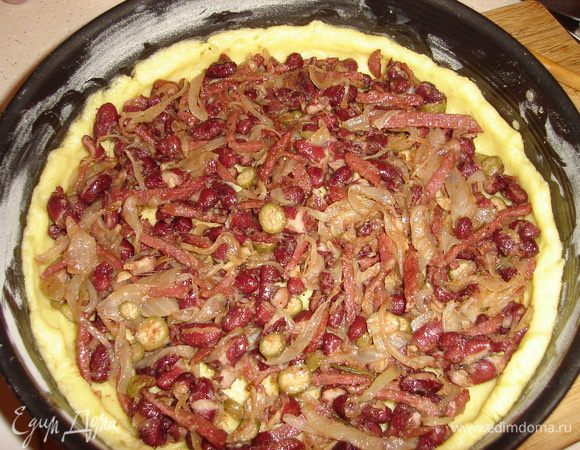 Выкладываем теплую начинку Веточки трав лучше вынуть.