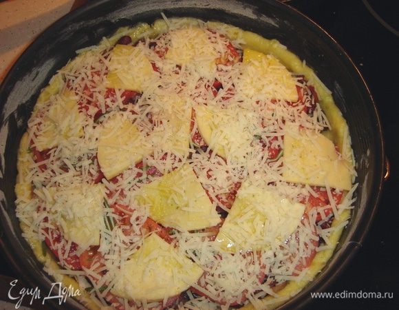 Теперь очередь сыров: мягкий кусочками и твердый потереть. Несколько капель оливкового масла... и запекать...