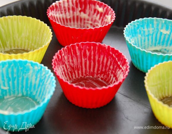 Формочки смазала обильно слив. маслом и поставила в холодильник.