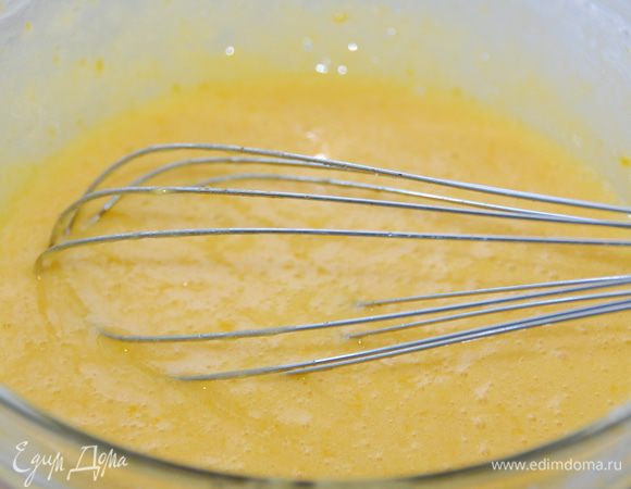 Яйца растерла с сахаром (не взбивать), добавила просеянную муку, тщательно вымесила. 