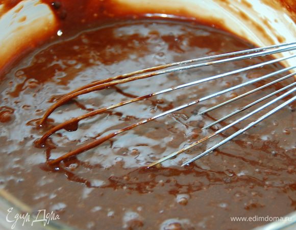 Влила шоколадную смесь, вымесила.