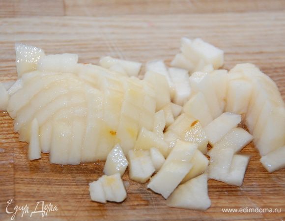 Грушу порезала кубиками.
