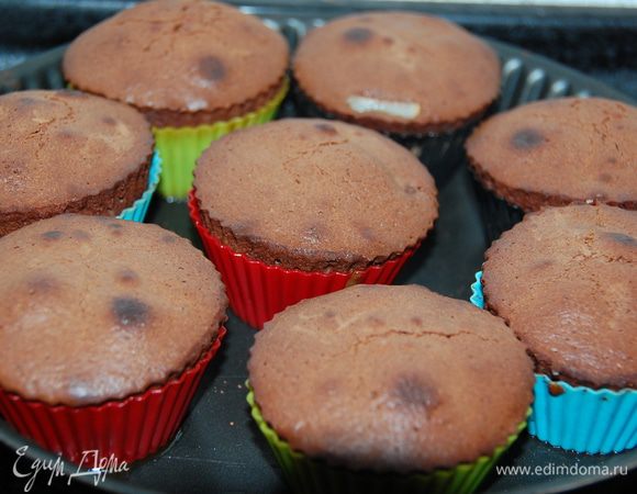 Выпекала в предварительно разогретой духовке до 200 град. 5-7мин. Готовность проверяла деревянной шпажкой.
Дала остыть кексам в формочках.