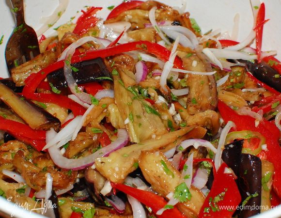 Баклажаны очистила от кожуры, нарезала брусками.
Посолила, оставила на 1 час.
Баклажаны промыла от соли.просушила.
Обжарила на растительном масле. Выложила на сито (чтобы стекли излишки масла).
