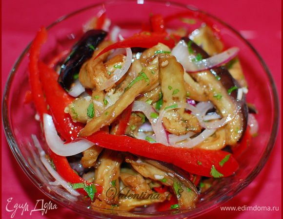 Очищенный лук нарезала полукольцами.
Болгарский перец тонко нарезала на длинные полоски.Чеснок мелко порубила кубиками. Кинзу измельчила.Чили порезала, 4-5 колечек.
Добавила к баклажанам. Посолила, посахарила, поперчила, влила масло и уксус. Все тщательно перемешала.
(Пробуйте все на вкус, если вам чего-то не хватает, добавляйте по вкусу.)
Оставила на ночь в холодильнике.
Очень сочный, пикантный и сытный салат получился.
Приятного аппетита!

