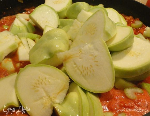 Лук порезать мелко, морковь натереть на крупной терке (я это все делаю в Термомих), пассеровать на оливковом масле 10 мин, посолить, поперчить, добавить анис. Oтставить немного остыть. Тем временем перемолоть, перекрутить или порезать очень мелко (у кого к чему больше душа лежит) помидоры. 1/3 пассеровки переложить к фаршу. Помидоры соединить с луком и морковью, добавить порезанный соломкой сельдерей, все потушить минут 10. Тем временем нарезать патиссоны на дольки и переложить к помидорной заправке, еще 10 мин. тушить.