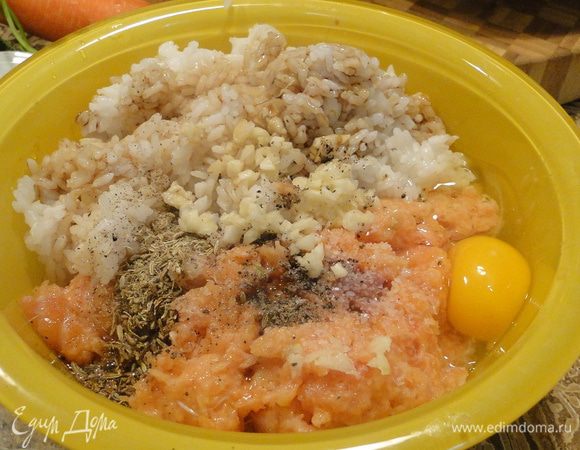 Фарш, рис, соль, перец (не много, есть в морковке), лук с морковью, яйцо, укроп, 1 зубок чеснока, все хорошо перемешать. Сформировать фрикадельки любимого вами размера, дно выстелить капустными листами, половину патиссонов выложить на дно.