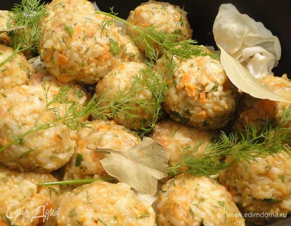 Сверху высадить наших "загипнотизированных", оставляя немного расстояния между ними, чтобы рису было где разгуляться. Заливаем все это горячей жидкостью из нашей заправки, даем постоять 5 мин, чтобы схватилась верхняя оболочка фрикаделек, и только потом выкладываем остальные патиссоны.                                                        