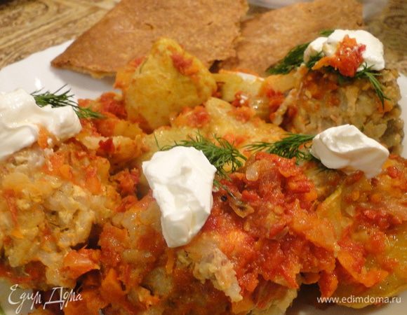 У меня нет крышки, поэтому я закрываю тестом. В данном случае самое обычное: вода, соль, мука, немного раст. масла. Накрываем, отправляем в разогретую до 180 градусов духовку (или духовой шкаф), так наверное  правильнее... 45 минут, и готово... Достаем, отставляем для отдыха минут на 10. А потом открываем, отламываем кусочек крышечки (она получается, как хрустик). Подаем со сметанкой.
П.С. Если вы любите более жидкий соус, не делайте дырку сверху. Приятного аппетита!