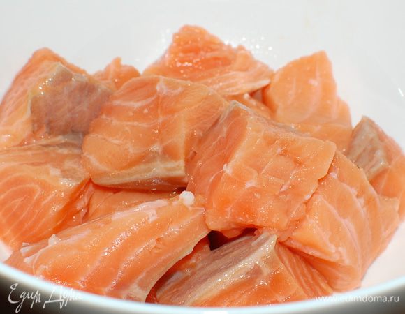 Лосось порезала на крупные кубики.
