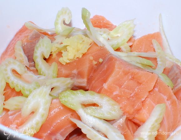 Сельдерей нарезала полукольцами,имбирь натерла на мелкой терке.все перемешала.