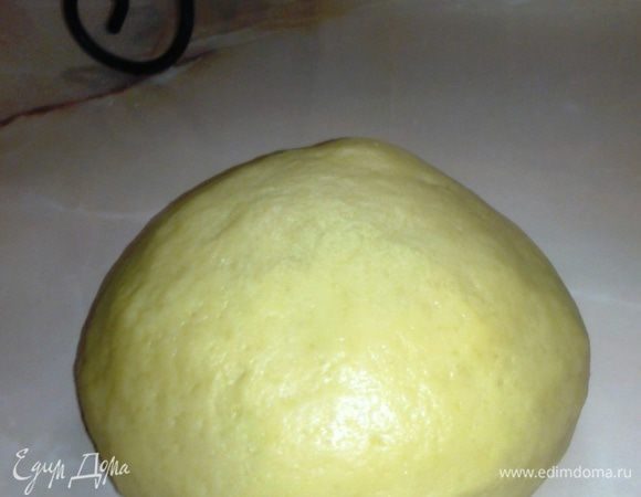 Я месила около 10 минут. В конце тесто минуты 3 жостко побила об стол (стало послушным и эластичным).