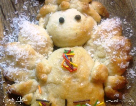 По скольку у меня в семье все уже взрослые, то я позволила себе смазать печенюшного ангела медом с коньяком. В качестве украшения использовала кокосовую стружку для крыльев и нимба, а яркую разноцветную посыпку для украшения рубашки.