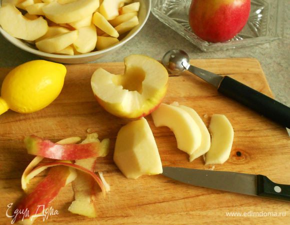 Яблоки помыть, очистить от сердцевины и кожуры, нарезать крупными дольками. Сложить их в миску и полить лимонным соком, чтобы не потемнели.