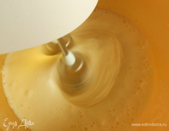 Взбить яйца, добавляя сахар, соль, ваниль, разрыхлитель  и муку.