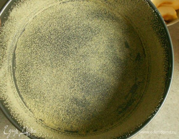 Любую форму для выпечки смазать жиром и присыпать манкой дно и стенки. У меня разъёмная d 24 см. 