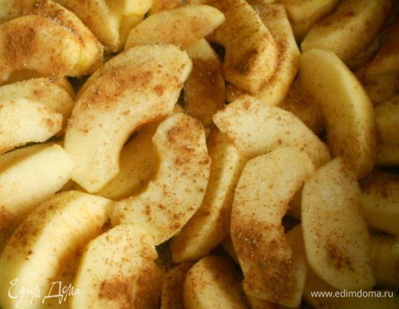 Выложить на дно обсушенную вишню, поверх неё яблоки. Можно посыпать корицей. 