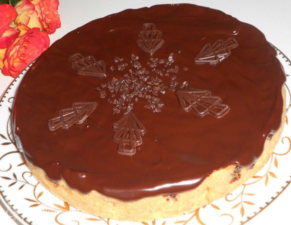 Перевернуть пирог вишней вверх и нанести глазурь только на горизонтальную поверхность. На боковые она сама красиво стечёт. Когда глазурь застынет, можно дополнительно украсить готовыми шоколадными фигурками.