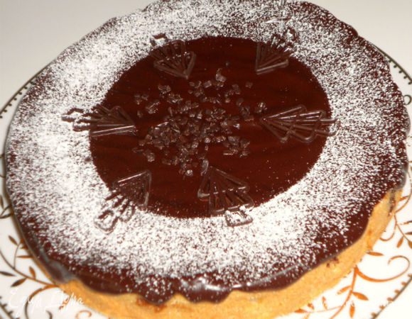 При желании, можно прикрыть середину пирога блюдцем и присыпать периметр сахарной пудрой через ситечко. Можно, конечно, обойтись вообще только сахарной пудрой без шоколадной глазури, но с ней наряднее и вкуснее, ведь там внизу есть вишня.)))