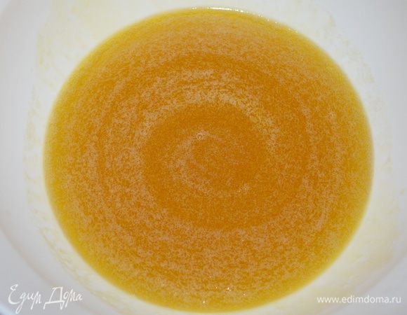 Мед смешать со сливочным маслом и распустить на среднем огне до жидкого состояния (эта смесь обалденно пахнет)