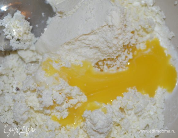 творог растереть с желтками, смешать его с остывшей масляно-медовой смесью