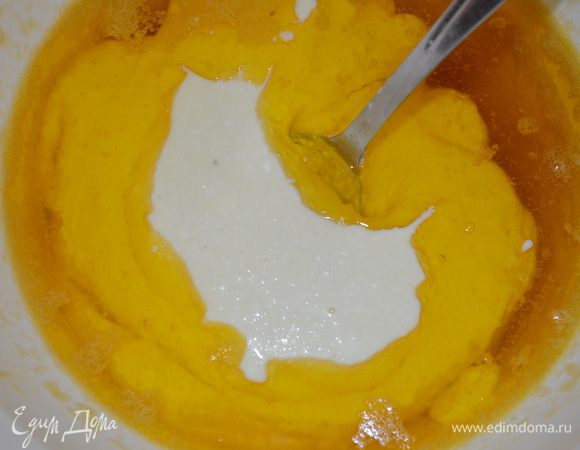 добавляем сахар, цедру, корицу, разрыхлитель