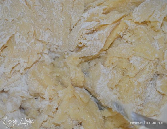 затем просеиваем муку и замешиваем тесто, так чтобы оно было не липким и его можно будет раскатывать.