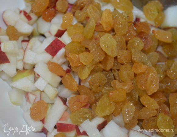 для начинки яблоки моем, чистим и режем на мелкие кубики. Сбрызнуть их лимонным соком.  Добавляем помытый и обсушенный изюм. Начинка готова