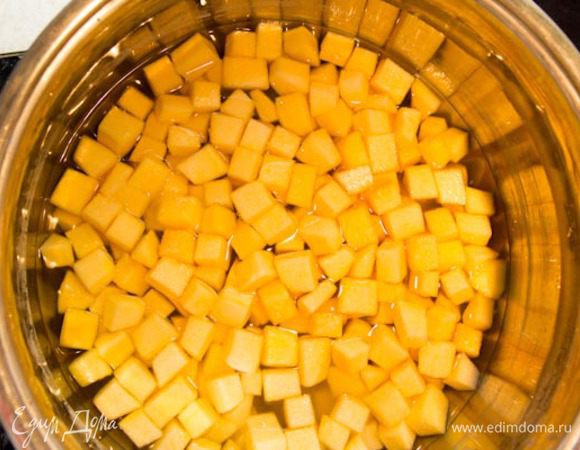 Довести до кипения и проварить 5 минут. Оставить напитываться сиропом 8 часов, после этого опять довести до кипения и проварить 5 минут. Опаять отставить, опять варить. Всего должно получиться 3 варки. Откидываем тыкву на сито и даем стечь сиропу.