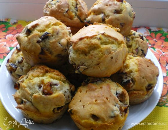 Подождать пока кексы впитают в себя сок и остынут. Тогда только вынуть их из формы. Кексы получаются мало сладкими, поэтому сладкоежкам можно увеличить количество сахара, хотя бы до 150 г или обильно посыпать их сахарной пудрой. 
Приятного чае и кофепития!