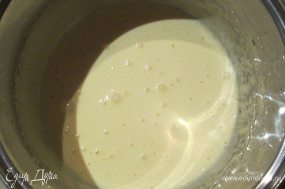 Разогреть духовку до 180 градусов, застелить противень бумагой для выпечки и смазать его сливочным маслом.Желтки отделяем от белков, яйца вбиваем до бела с сахарной пудрой миксером.
