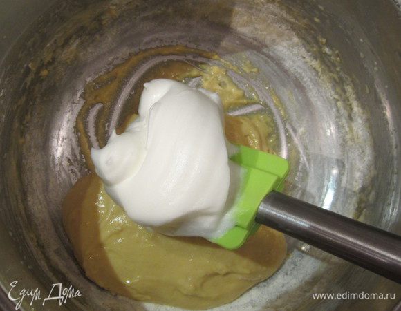 Взбиваем белки до устойчивой пены с 1 ст. ложкой сахара  и аккуратно перемешиваем жидкое тесто со взбитыми белками. Должно получится жидкое воздушное тесто.Капаем в тесто екстрат ванили несколько капель, мешаем.