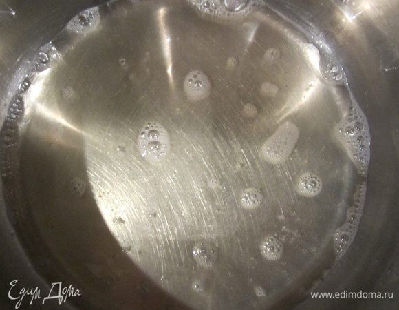 Готовим крем: желатин размешиваем с водой и даем набухнуть на 10 минут, затем ставим на очень маленький огонь и варим минут 5, постоянно помешивая, не кипятим до растворения крупинок, процеживаем через марлю, даем остыть.