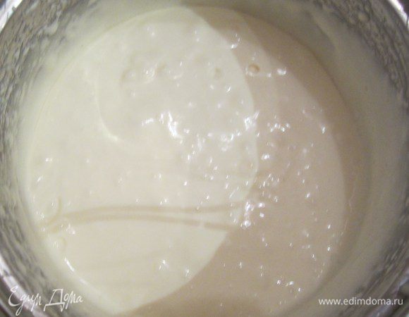 Сливки взбиваем миксером,но не  до устойчивых пиков, постепенно добавляя сгущенное молоко, взбиваем и добавляем тонкой струйкой готовый желатин и ставим крем в холодильник до застывания как на суфле на минут 20-30.