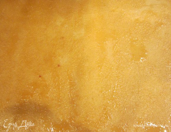 Абрикосовый джем протираем через сито, протертую часть разбавляем с водичкой, 1-2 ст. ложками и подогреваем. Развернуть остывший корж и  полить его теплым абрикосовым джемом, чтобы был пропитан весь.