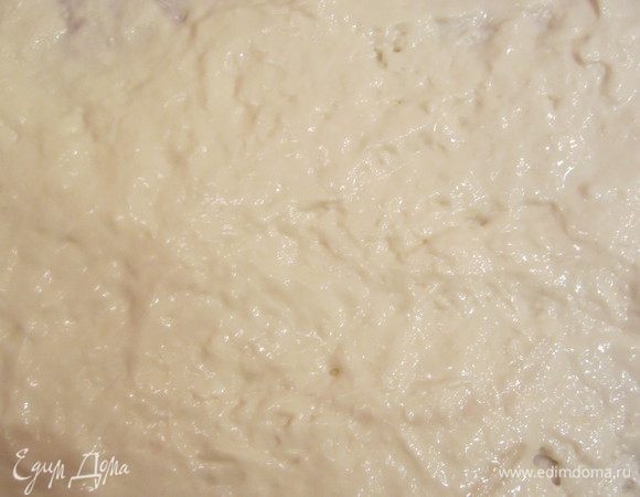 Затем покрываем его кремом. 