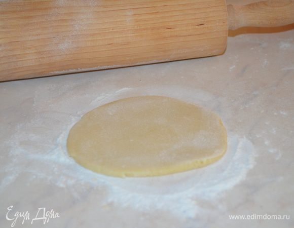 от теста отщипываем кусочек, скатываем в шарик с грецкий орех и раскатываем в лепешку