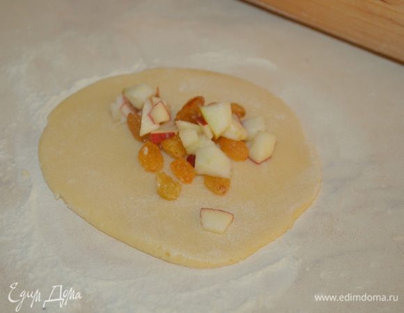 в центр выкладываем начинку и лепим пирожок