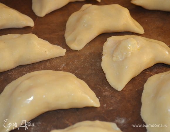 укладываем их на противень.застеленный бумагой. Можно смазать взбитым белком, молоком, а можно и так оставить...выпекать 15-20 минут при 200 градусах до румяного цвета. Ароматы подскажут когда пирожки надо доставать