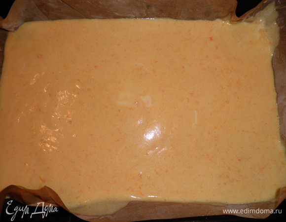 Все тщательно перемешать.Сюда же добавить пюре из тыквы и опять перемешать.Получившееся тесто вылить на противень с бумагой для выпечки и выпекать до готовности в разогретой духовке до 180 градусов.

