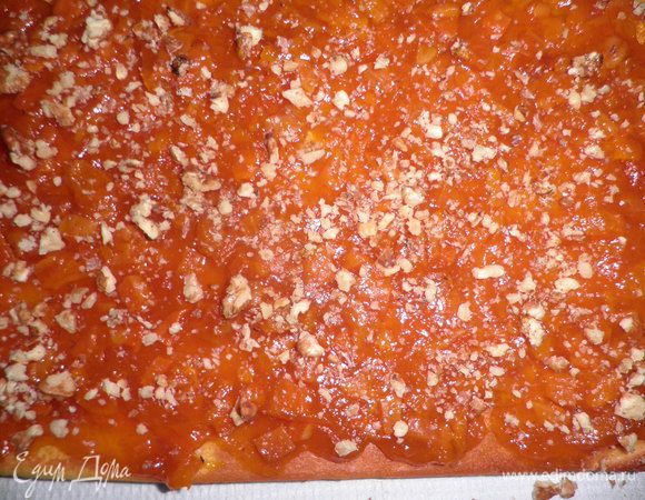 Пока выпекается тыквенный бисквит приготовим начинку.
Курагу тщательно вымыть и мелко нарезать,смешать с повидлом.
Готовый бисквит слегка остудить и намазать начинкой,сверху посыпать измельчённым орехом.

