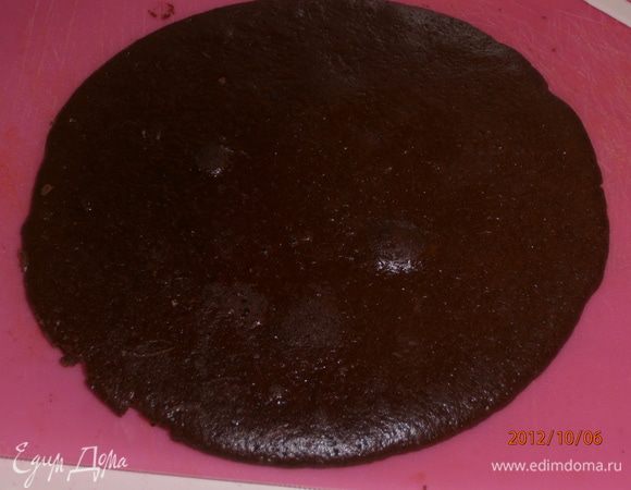 Выпекать (в разъемной форме или силиконовой) по отдельности  (у меня получилось 4 коржа) при  175°C - 15 минут каждый..