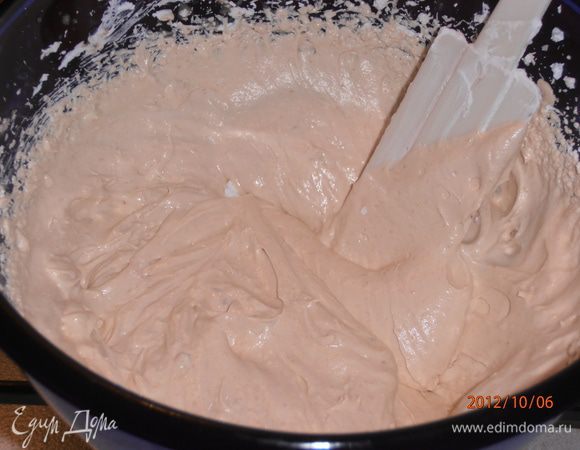 Для крема взяла (все на глаз): грамм 100 жидких сливок для взбивания, граммов 150 сл. масла, самодельной варенной сгущенки ну наверное ложек 6. Сначала взбила масло со сгущенкой и отдельно сливки, а потом все вместе.