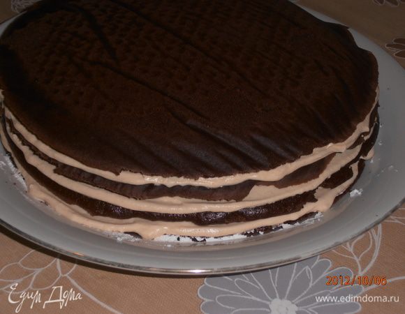 А потом немного развела мед  с кипяченной водой и немного промокнула коржи. Собрать торт, промазывая кремом..