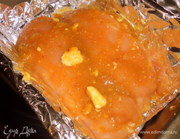 куриные грудки посолить,добавить другие ингридиенты, перемешать с грудками и выложить все в форму,застеленную фольгой,выпекать в духовке при т.240 до готовности.