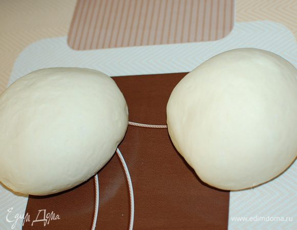 Дрожжи растворите в теплом молоке. Дайте им набухнуть. Далее из всех ингредиентов замесите эластичное тесто (я месила в хлебопечке). Дайте тесту подойти, обомните и дайте подняться снова. Разделите тесто на 2 части.