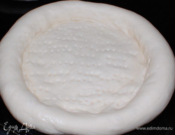 Сформируйте 2 шара, положите их на противень. Вдавите середину, оставив бортики. Середину наколите вилкой.